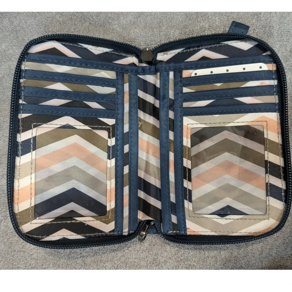 Lug Rodeo RFID Travel Wallet Navy Blue Quilted Wristlet Organizer Chevron Lining